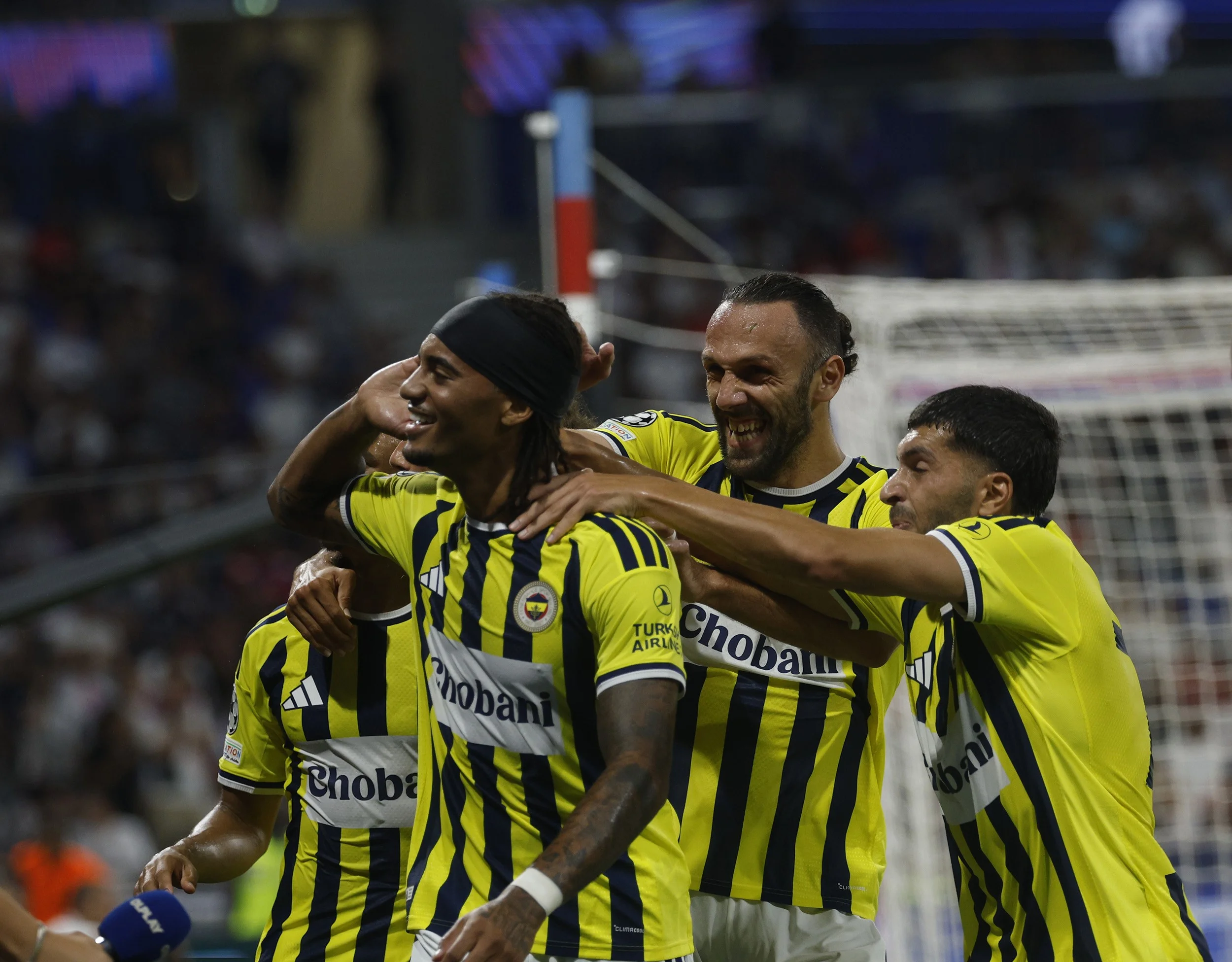 Fenerbahçe, Lyon’u 2-1 Mağlup Ederek Şampiyonlar Ligi’ne Kaldı!