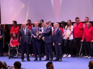 İdris Akbıyık’a “Spora Destek Veren Devlet Adamı” Ödülü