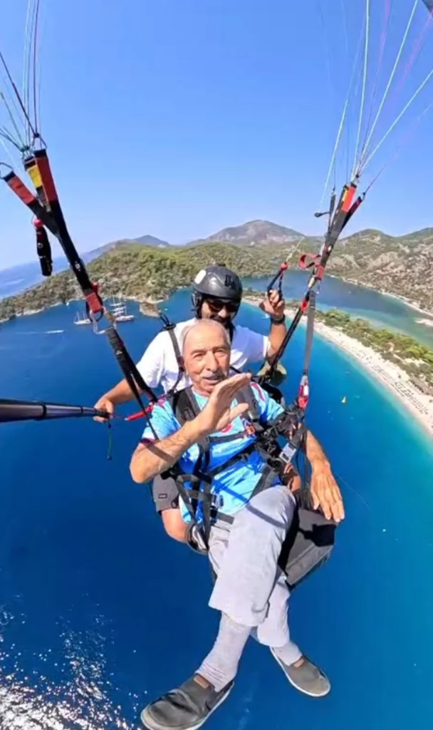 94 Yaşındaki Yakup Kaya, Fethiye’de İlk Kez Yamaç Paraşütüyle Uçtu!